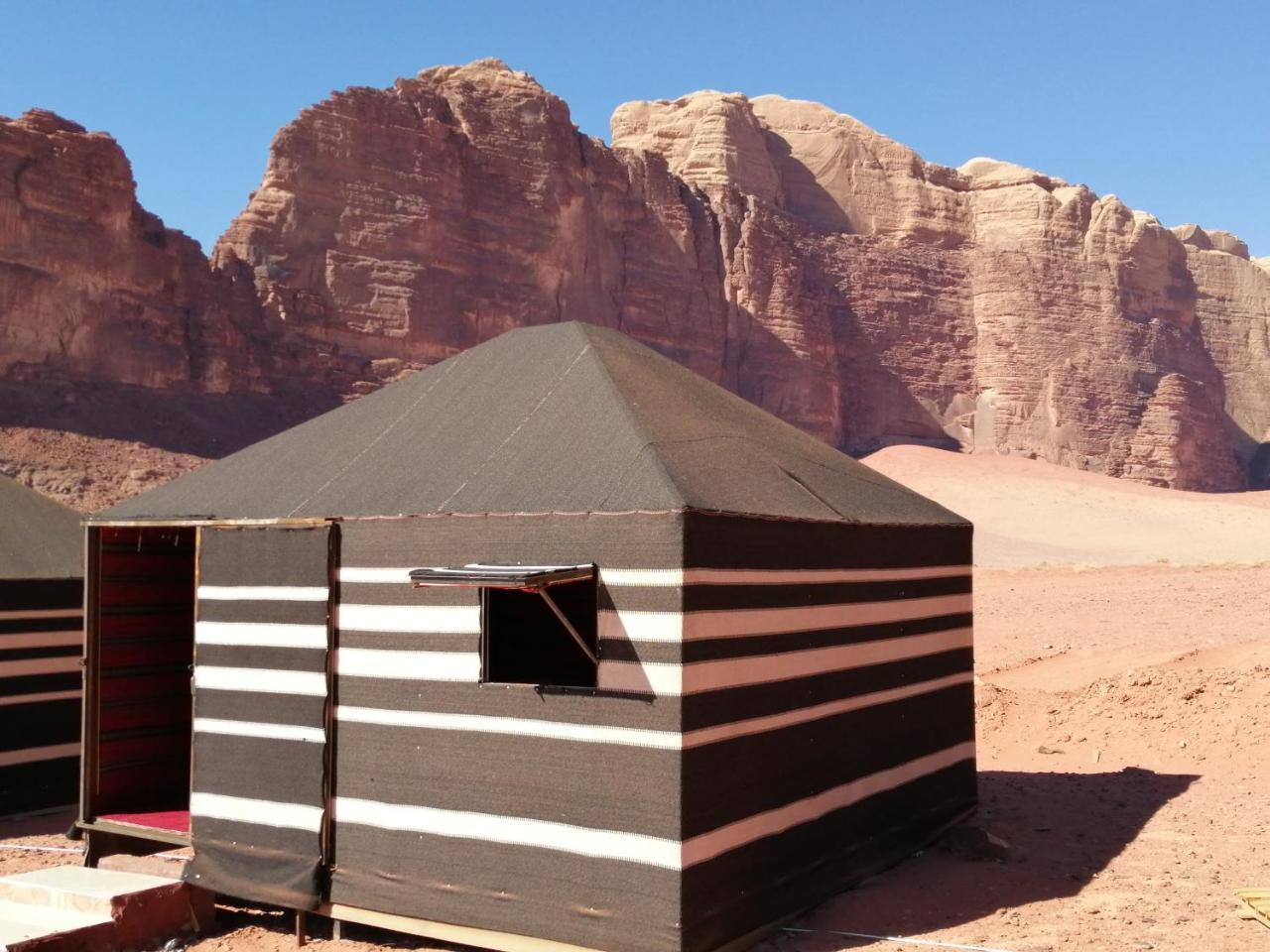 Hotel Black Irish Camp And Tours Wadi Rum Zewnętrze zdjęcie